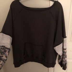 Over size sweatshirt with camo bell sleeve